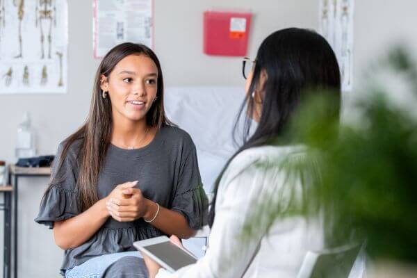 Doctor talking to patient6 600 Doctor talking to patient6 600